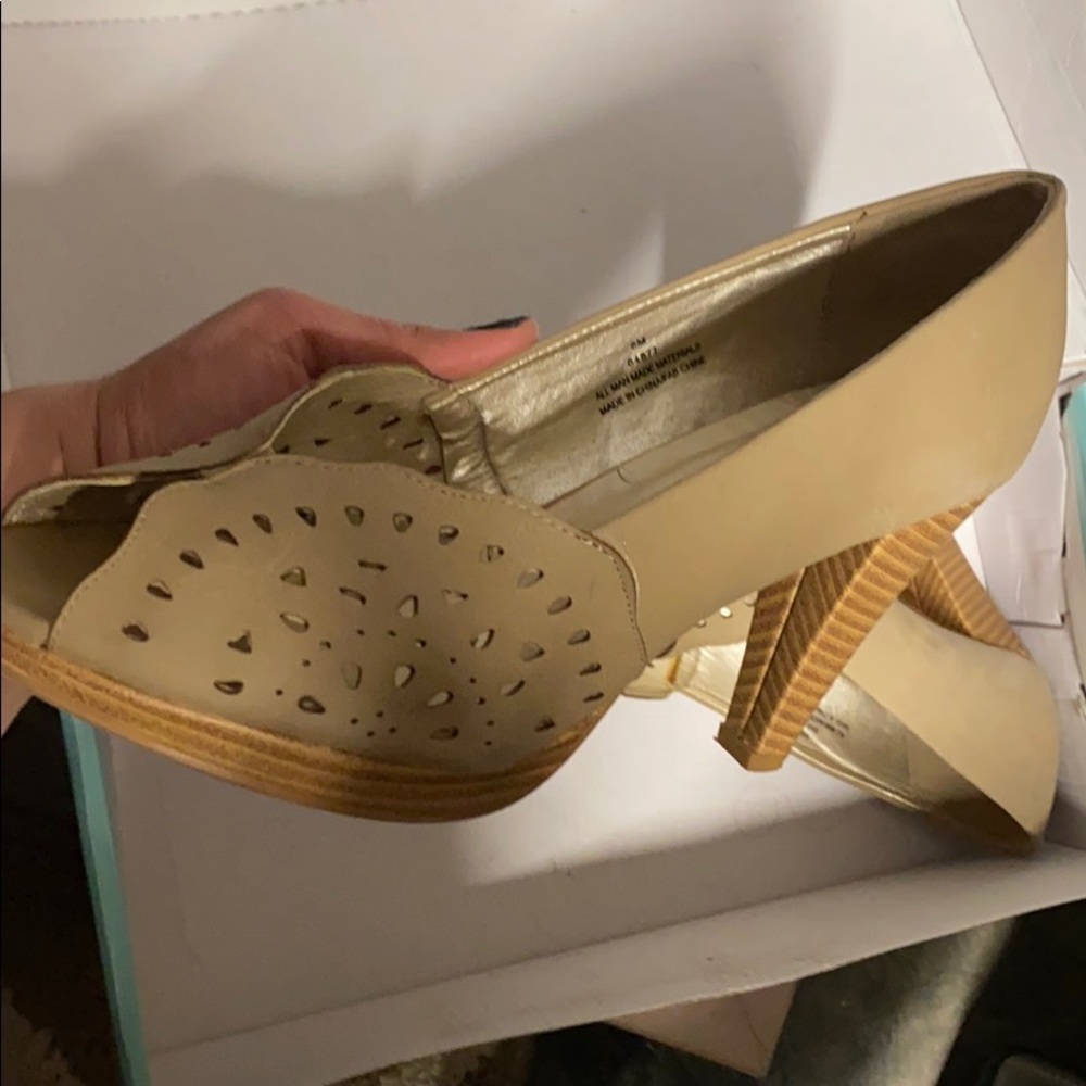 Tan heels - Picture 2 of 4